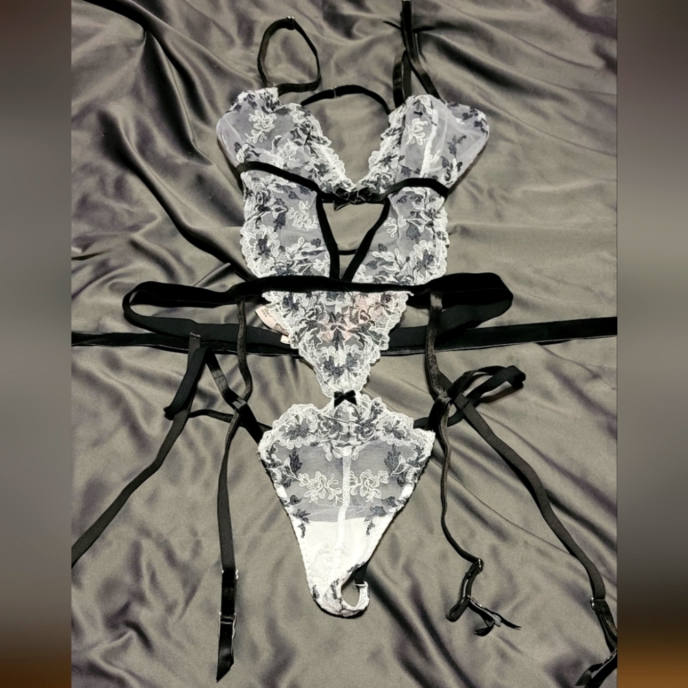 VS Black & White Floral Lace Trim Teddy sz XL